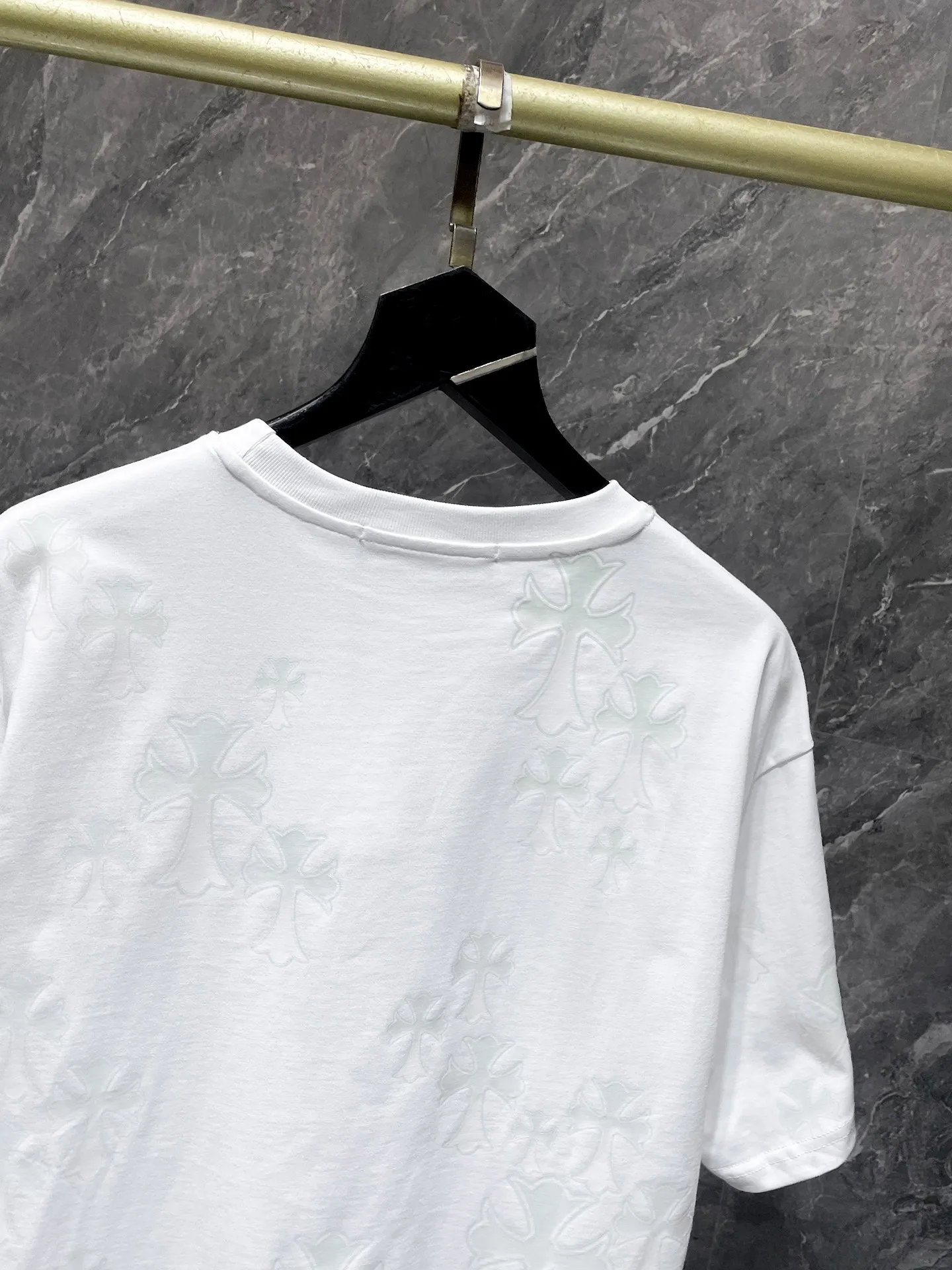 P180 New Chrome Hearts 25ss for summer. High-weight, environmentally friendly and high-quality top-grade fabric. 280g Chrome Hearts new design light-sensitive color-changing cross short-sleeves. Counter synchronization. Re-engraved version 1:1. Recommended color: white. Size: S, M, L, XL.
